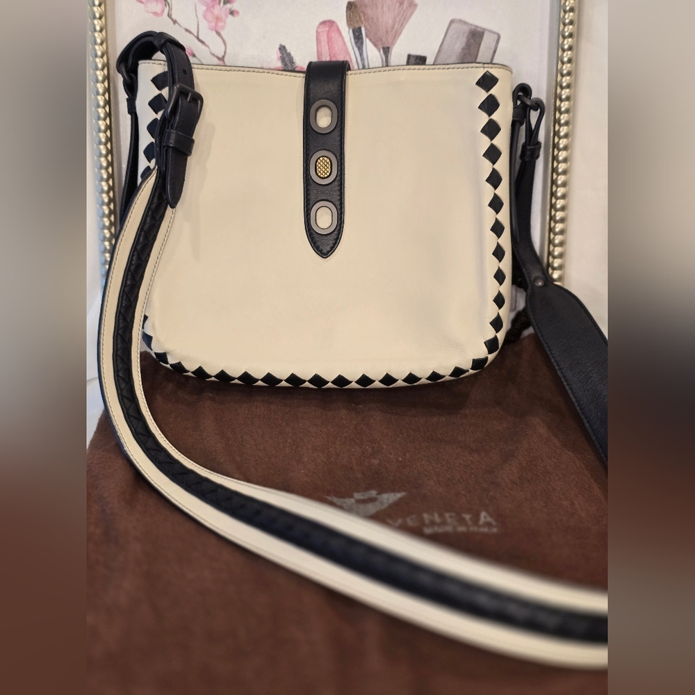 Bottega Veneta Black and Cream Crossbody Bag with Wallet - Picture 3 of 17